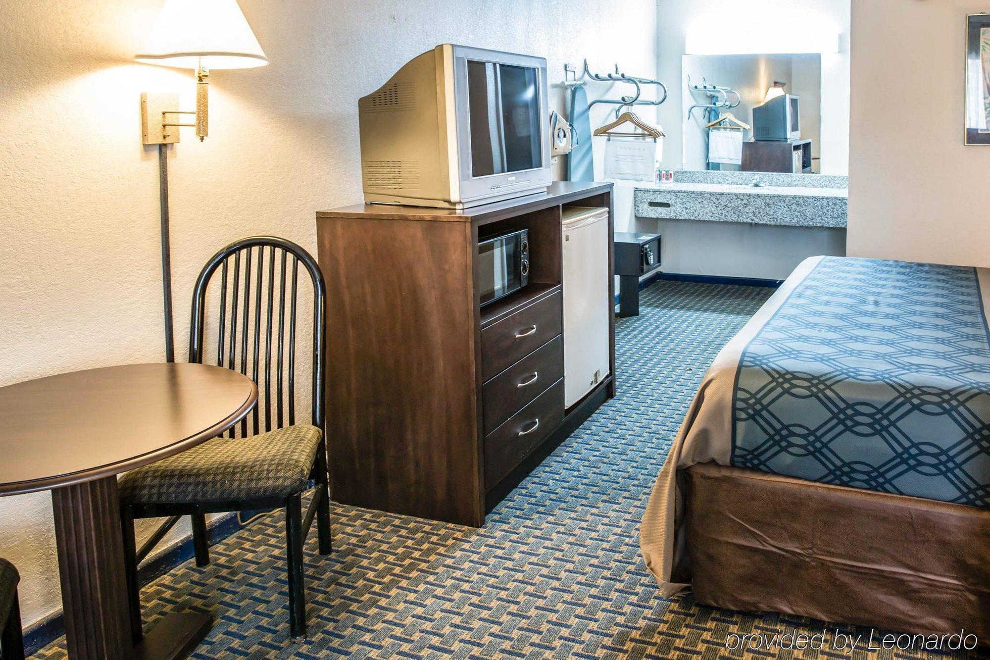 Rodeway Inn & Suites Wilmington North Buitenkant foto