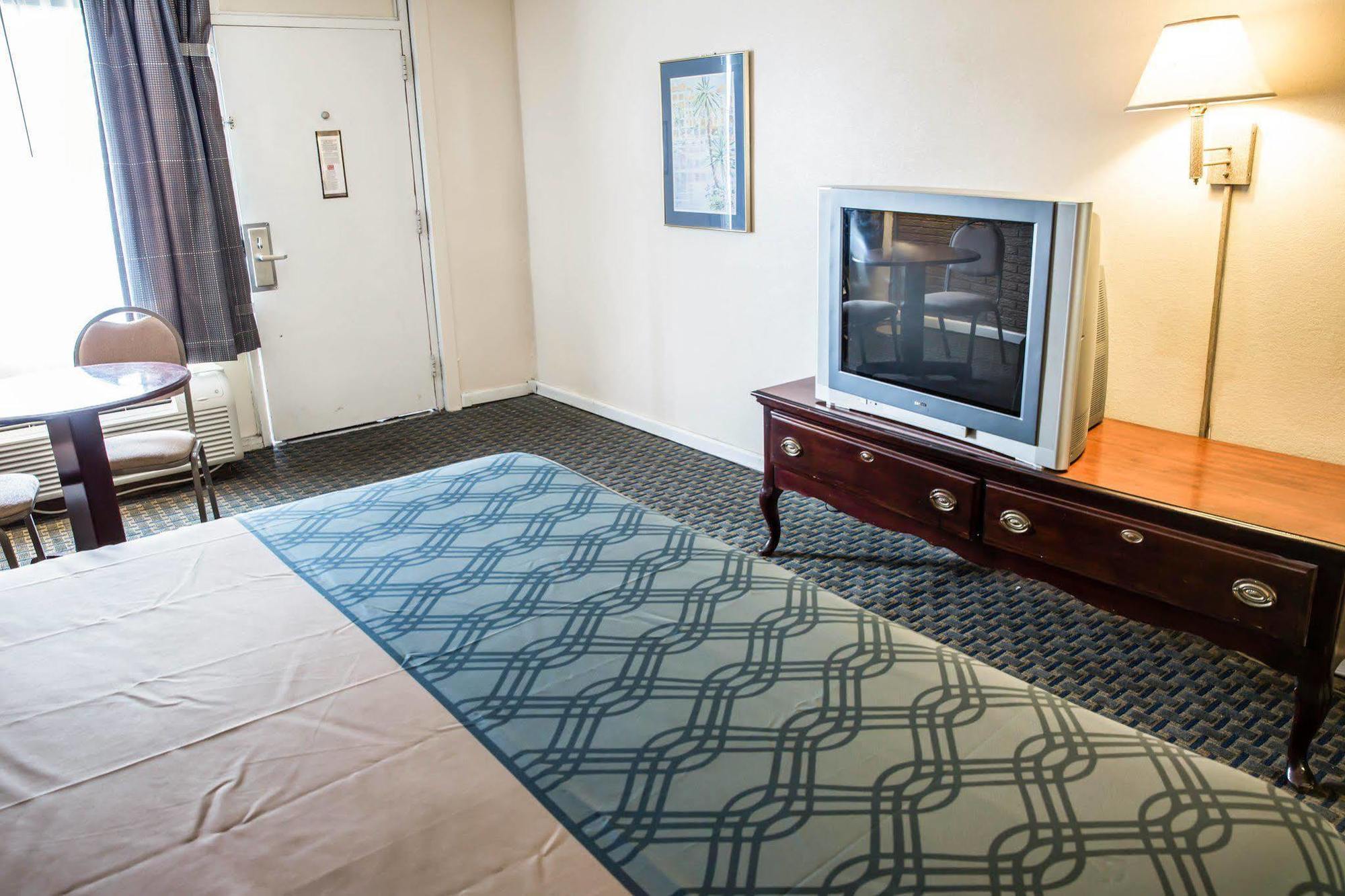 Rodeway Inn & Suites Wilmington North Buitenkant foto